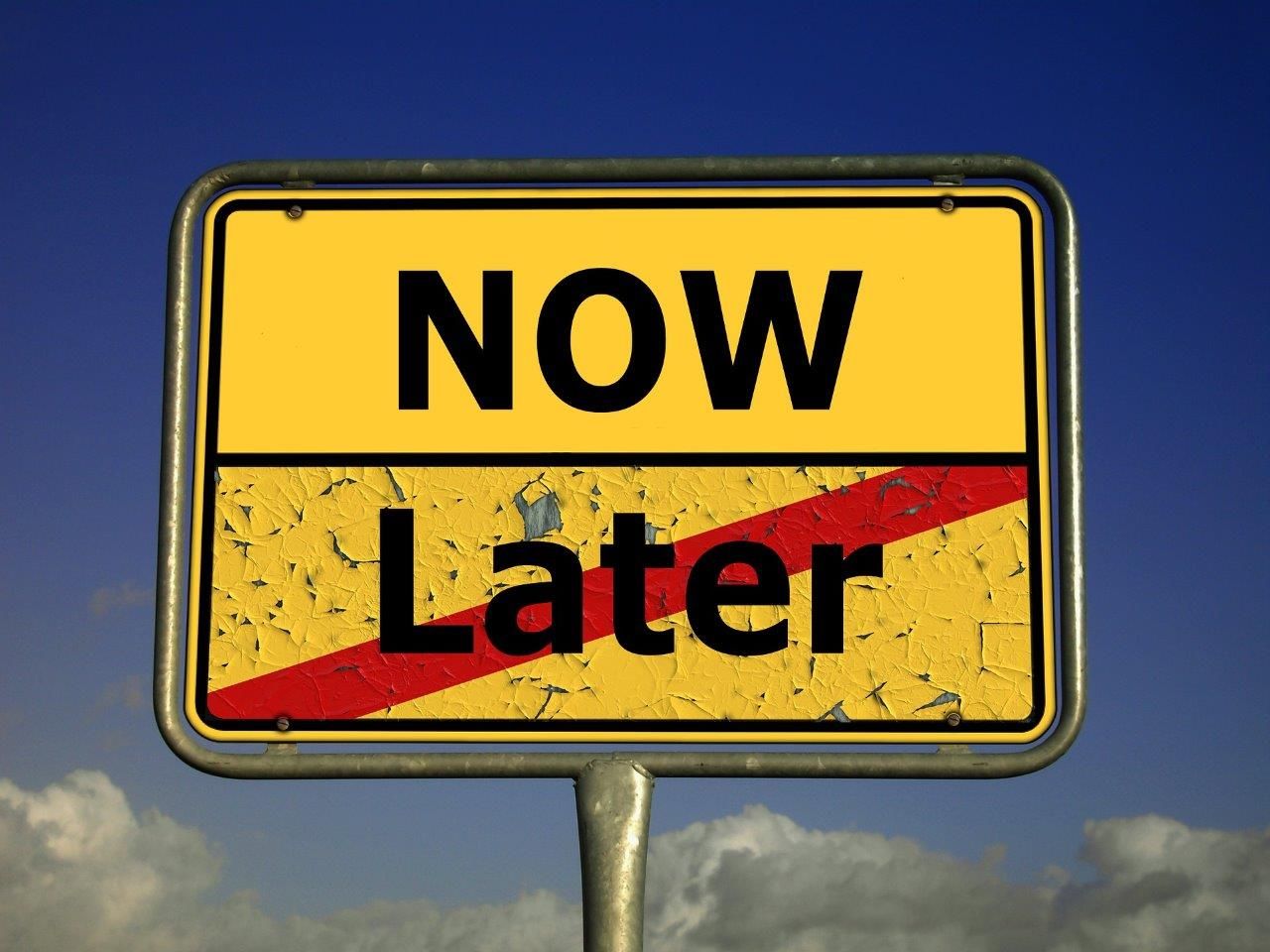 Ortstafel mit Now und durchgestrichenem Woer "later"