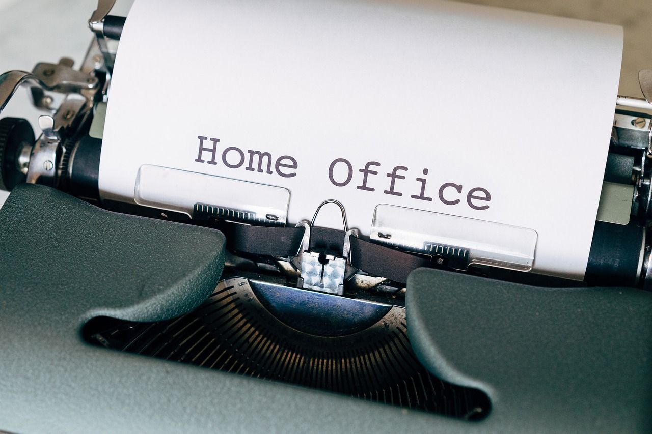 Homeoffice auf Blatt Papier in alter Schreibmaschine